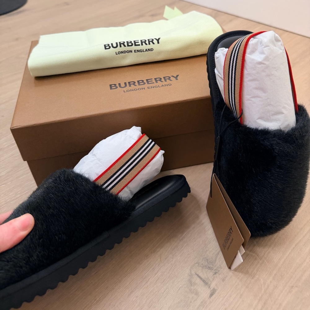NEW ✨ BURBERRY UNISEX Litherton Black Faux Fur US 2 | SOLD OUT STYLE